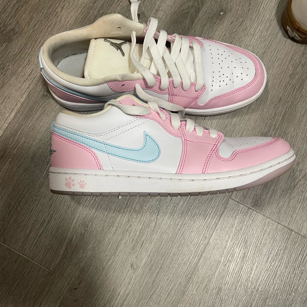 2024
Wmns Air Jordan 1 Low SE 'Paw
Print'